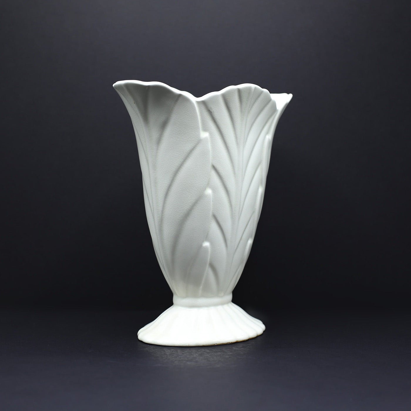 Acanthus leaf Vase (Medium) - FLORA BLACK