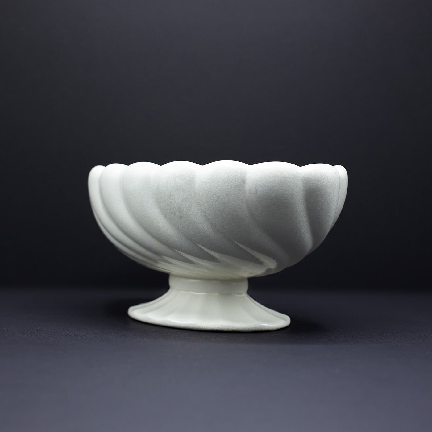 Scalloped Mantle Vase - FLORA BLACK