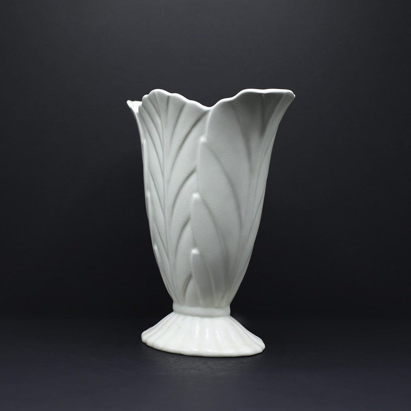 Acanthus leaf Vase (Medium) - FLORA BLACK