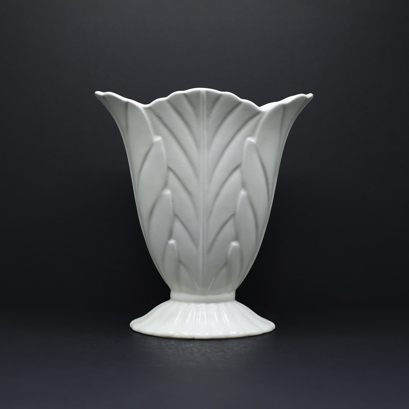 Acanthus leaf Vase (Medium) - FLORA BLACK