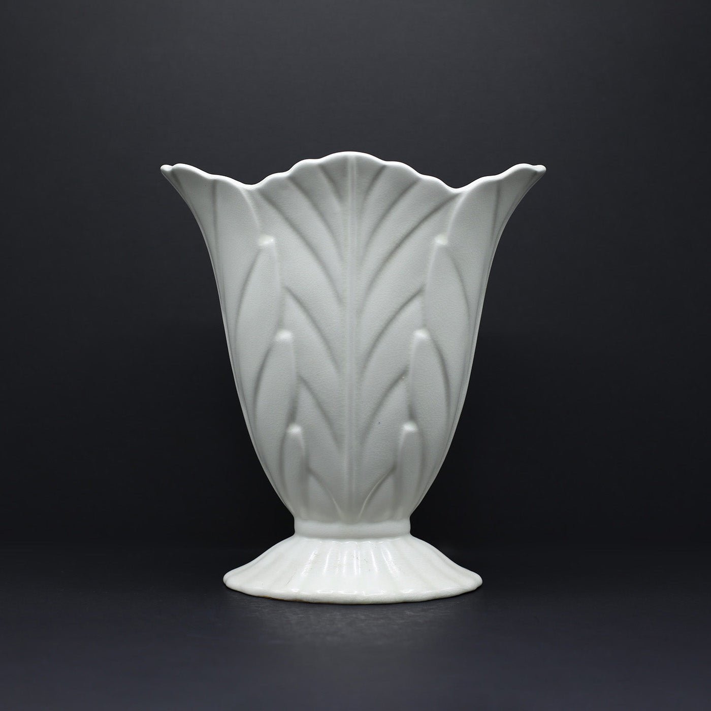 Acanthus leaf Vase (Medium) - FLORA BLACK