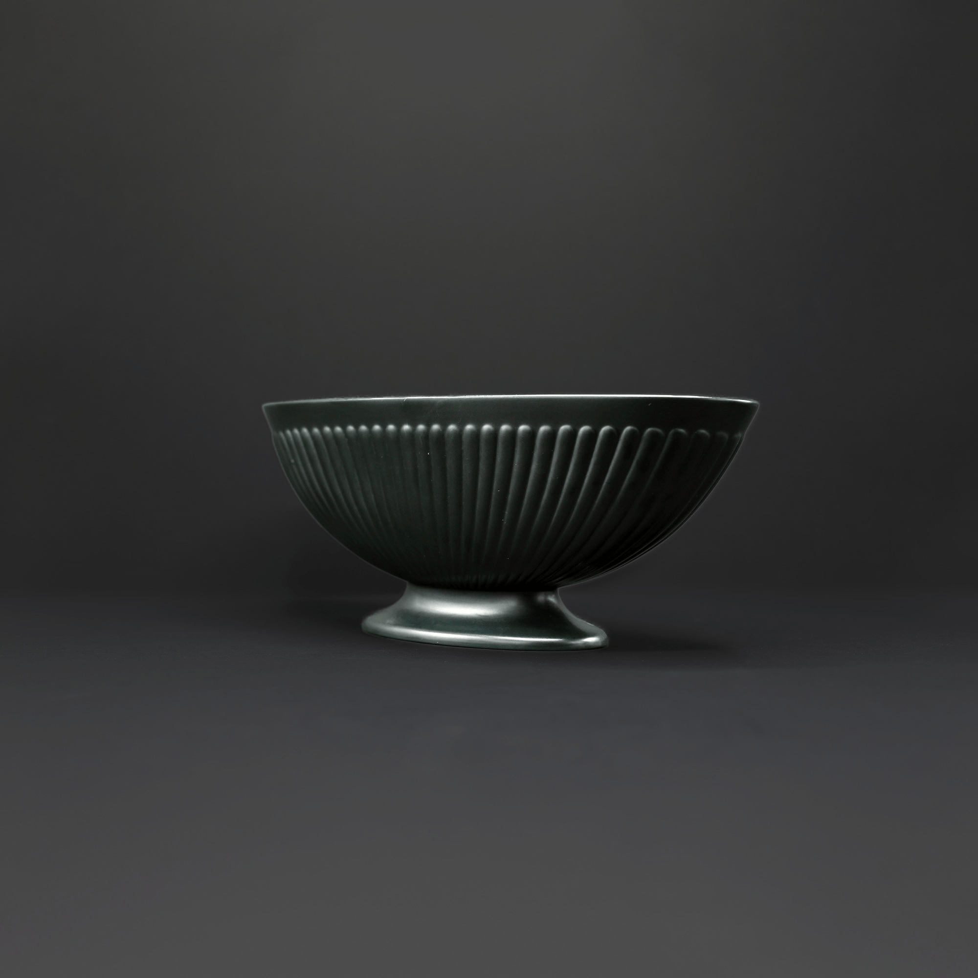 Classical Ravenstone Mantle Vase - FLORA BLACK