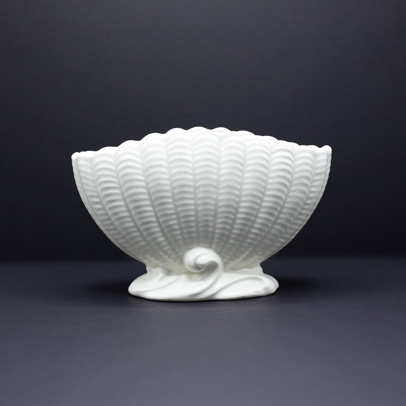 Medium Classic Shell Vase - FLORA BLACK