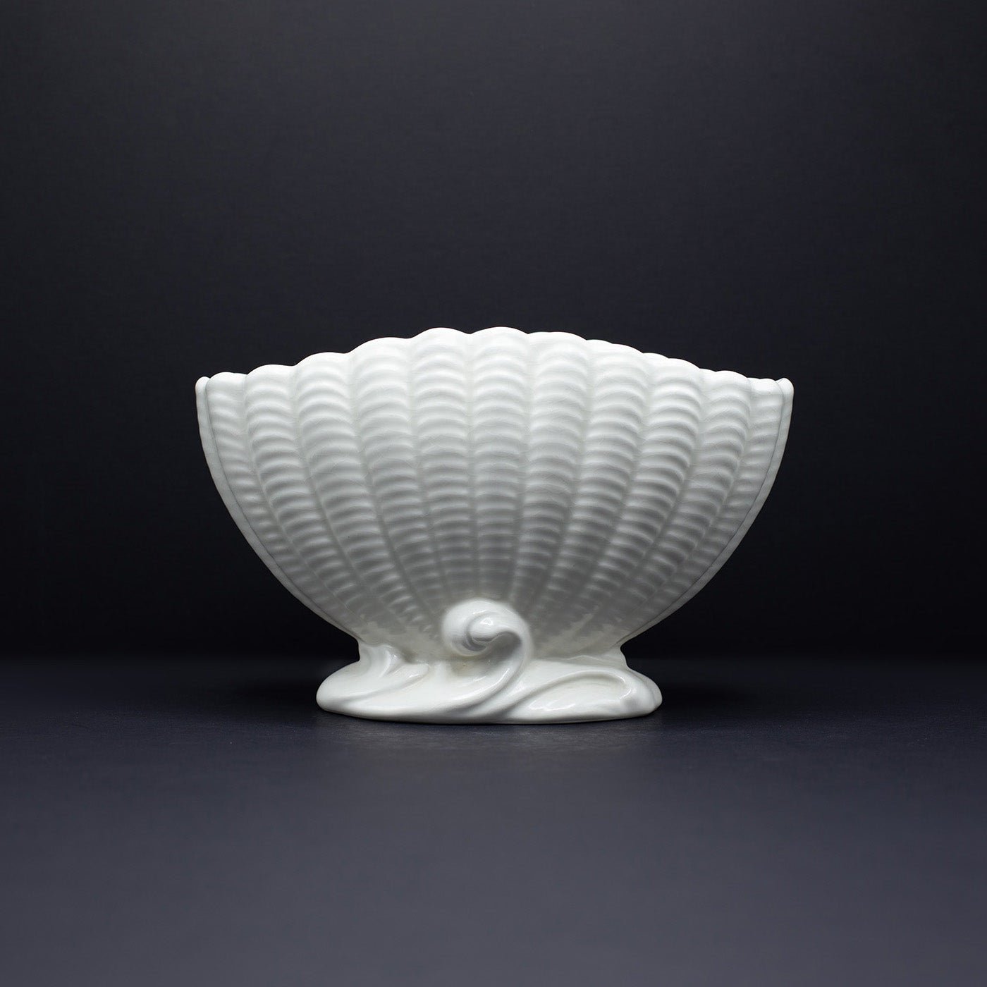 Medium Classic Shell Vase - FLORA BLACK