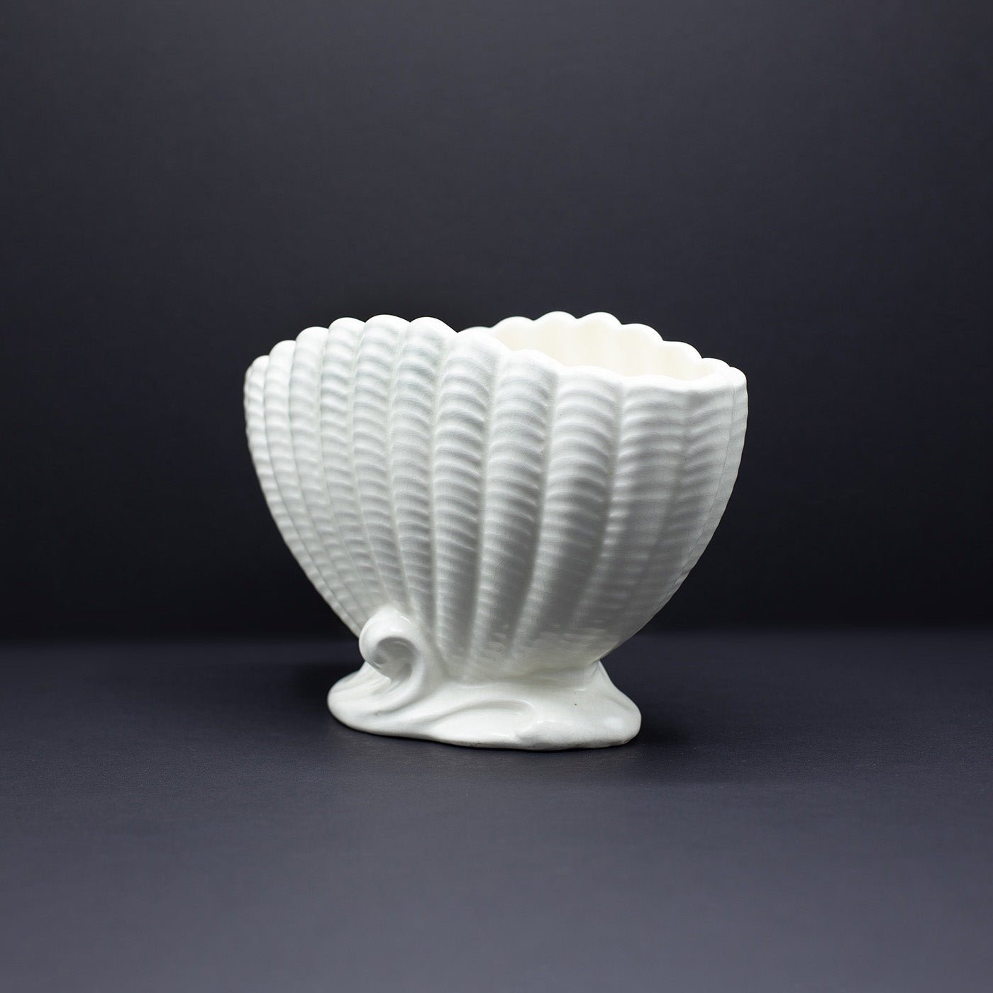 Medium Classic Shell Vase - FLORA BLACK