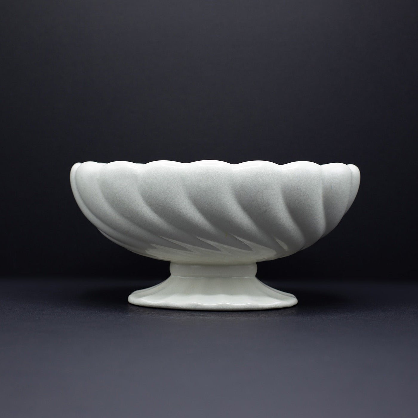 Scalloped Mantle Vase - FLORA BLACK
