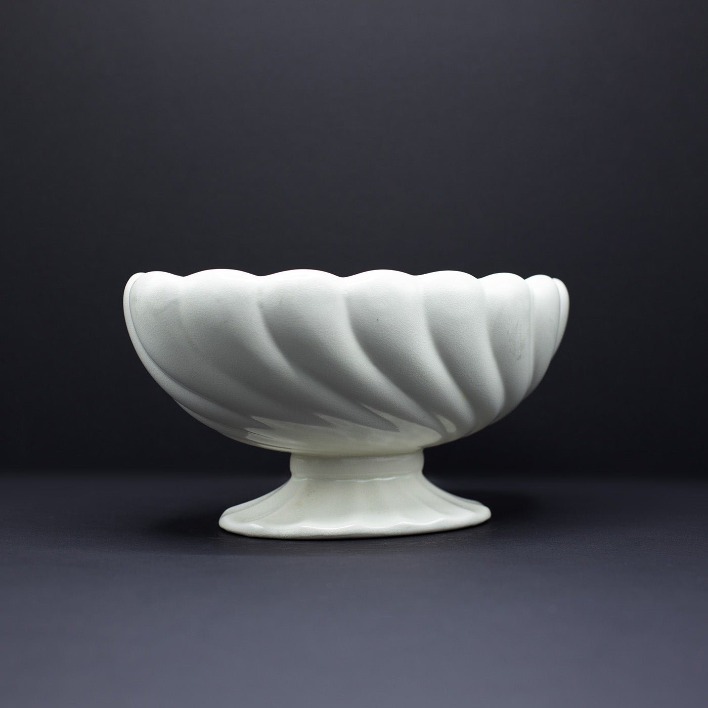 Scalloped Mantle Vase - FLORA BLACK