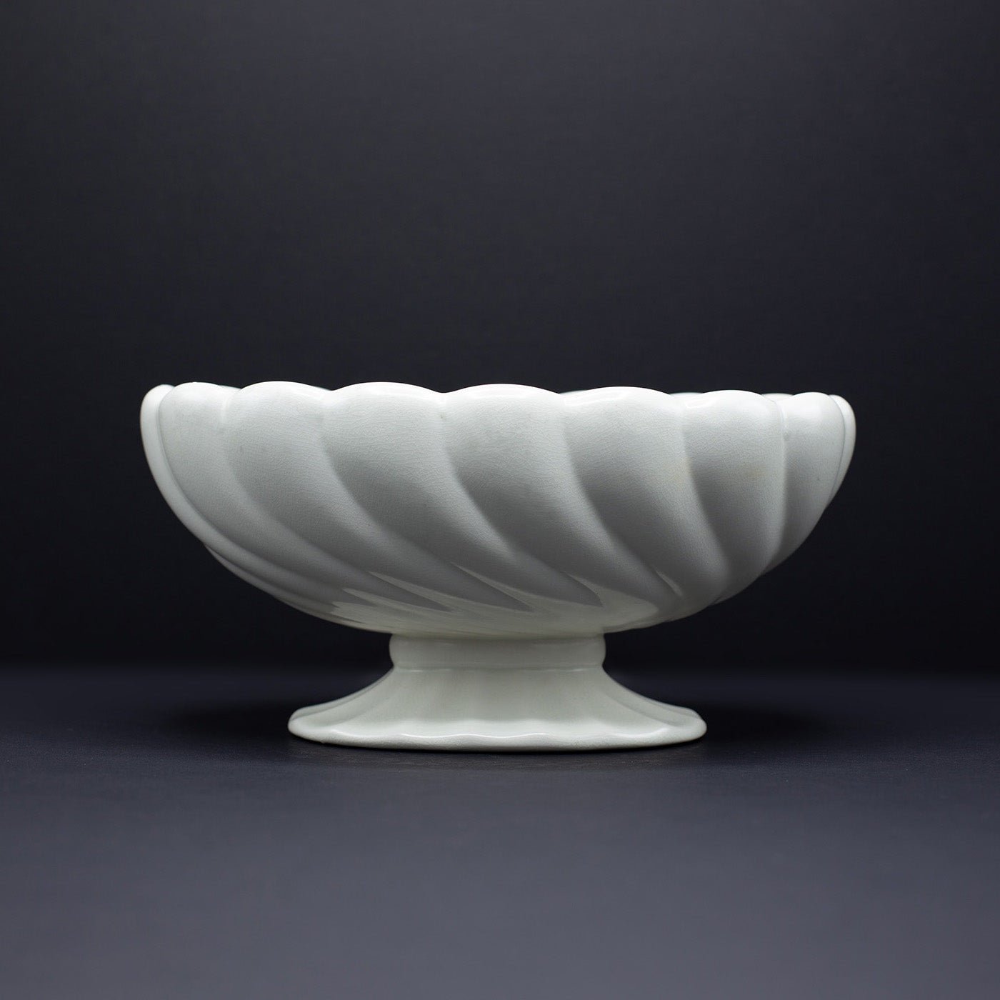 Scalloped Mantle Vase - FLORA BLACK