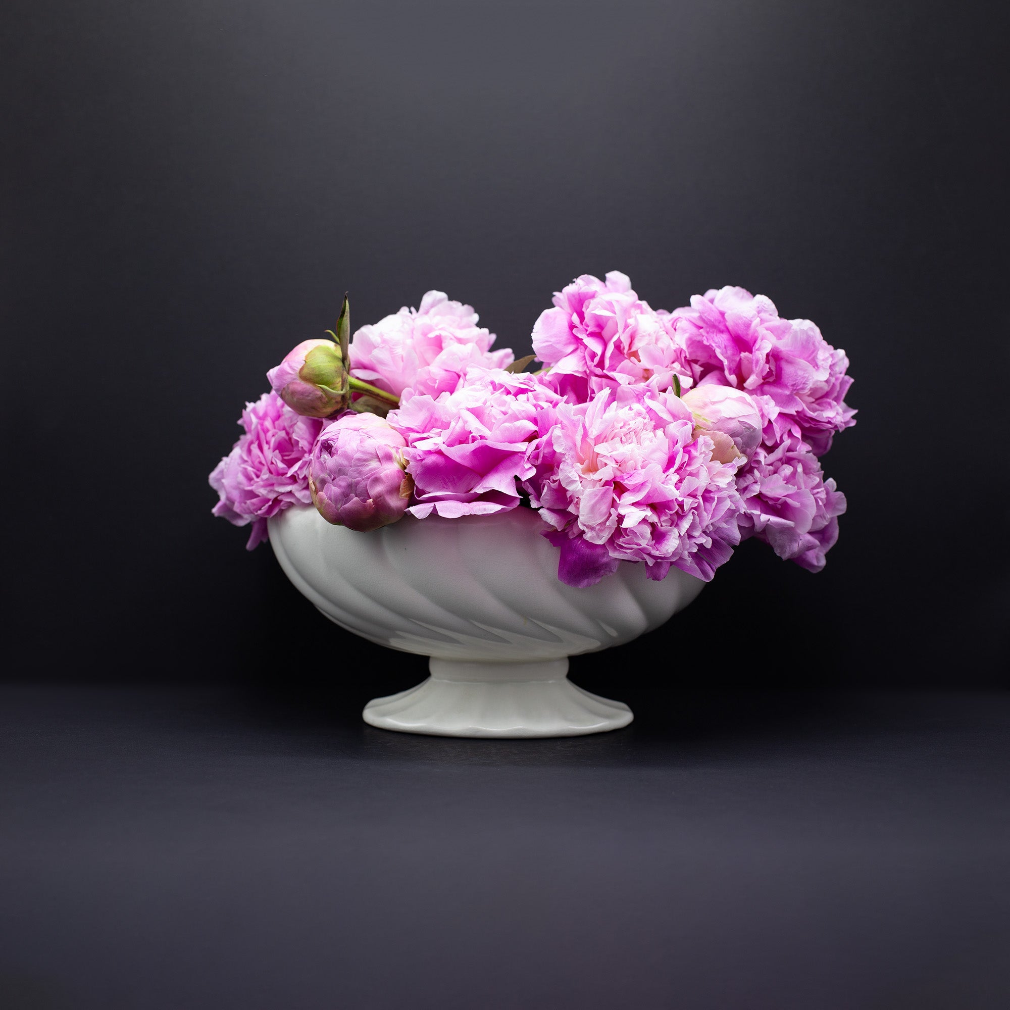 Scalloped Mantle Vase - FLORA BLACK