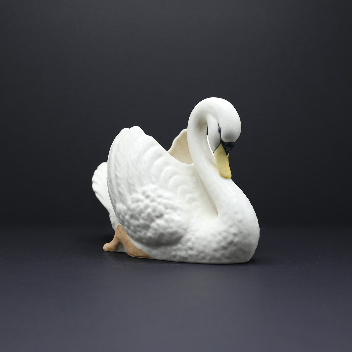 Swan Jardinière with Pale Beak - FLORA BLACK